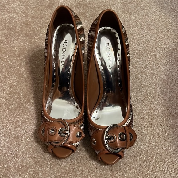 BCBGirls Brown Woven Heels with Buckle detail size 7.5 - Picture 2 of 4